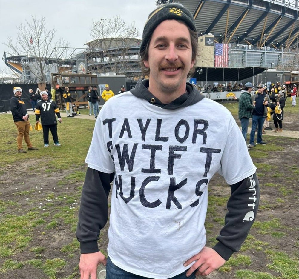 Steelers Taylor Swift Sucks T Shirt 8 Fan wearing Taylor Swift sucks t shirt
