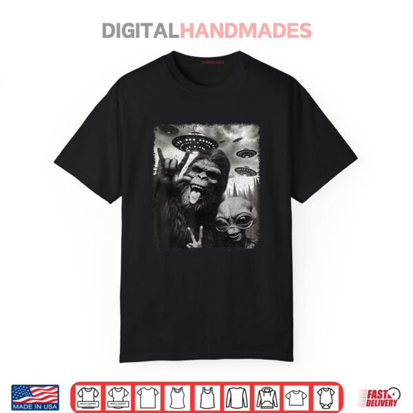 Funny Bigfoot & Alien Sasquatch Rock On Hand Sign UFO Selfie Shirt