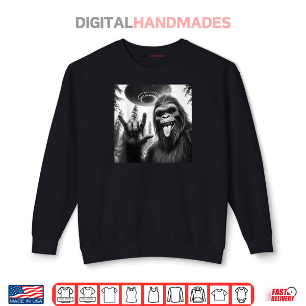 Funny Sasquatch Bigfoot Rock On Selfie With UFO Alien Shirt 1 Sweatshirt Funny Sasquatch Bigfoot Rock On Selfie With UFO Alien Shirt